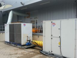 Kühlen und Heizen einer Produktionshalle mit Mietkaltwassersatz / Wärmepumpe